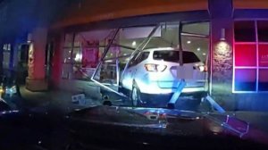 В Мичигане женщина, скрываясь от полиции, протаранила магазин косметики