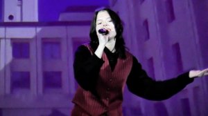 Песня, что дарит солнечный настрой и лёгкость шагов.