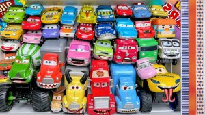 Мультики машинки для детей. Яркие машинки Тачки Пиксар - падают в аквариум. Мультики для малышей