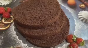 Нежный, воздушный шоколадный бисквит.