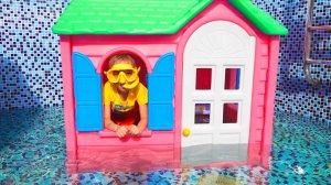 Влад и Никита играют с игрушечными домиками - Видео для детей!