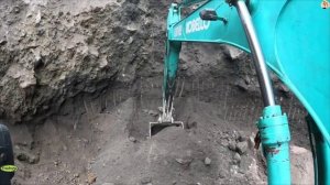 Строительство, экскаватор копает песок