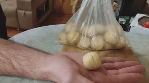 Как легко расколоть грецкий орех руками