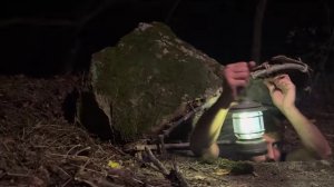 Строительство секретного убежища под большим камнем и навыки выживания.