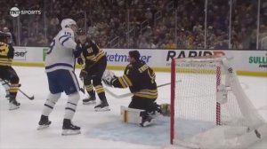 Шайба со скоростью 150 км/ч снесла каску с вратаря «Бостона» Джереми Свеймана во время матча НХЛ