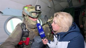 Бойцы спецназа Росгвардии отрабатывают на полигоне прыжки с парашютом