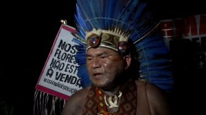 Индейцы попытались сорвать климатический саммит в Бразилии: кадры момента