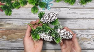 2 Идеи ёлочных игрушек из лёгкого пластилина своими руками. Шишки и символ года 2026.