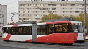 Трамваи серии 71-152 (ЛВС-2005) и ЛМ-99АВН на 25 маршруте Петербурга