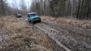 Как едут по грязи стоковые карбюраторные УАЗы и подготовленный Патриот