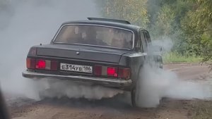 Покатушки на волгах( Волга на v8) бернаут,полу дрифт и звук v8