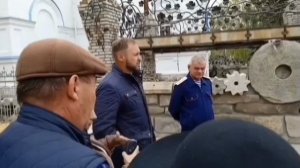 В городе грязь и разруха. А где руководство? Чем оно занято?..