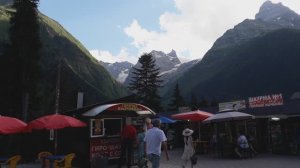 Чем славится Домбай. Горный воздух, прекрасные виды и колоритный рынок.