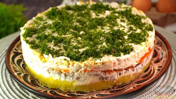 Всё в нём вкусно. СЛОЁНЫЙ САЛАТ С СЕЛЬДЬЮ, КАРТОФЕЛЕМ И ЯЙЦАМИ