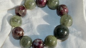 Браслет из нефрита и рубелита