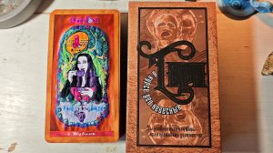 Очень странное, очень непонятное Таро "В курсе дел небесных" + расклад о Мисси Биверс!