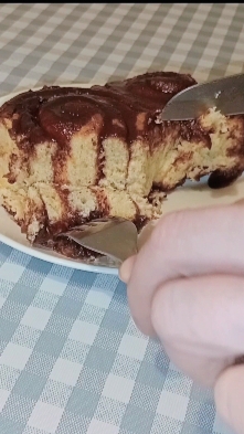 Булочки с корицей и шоколадной глазурью. смотреть онлайн