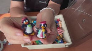 Разглядываем киндер сюрпризы. Какой любимый был у вас? Напишите в комментариях;)