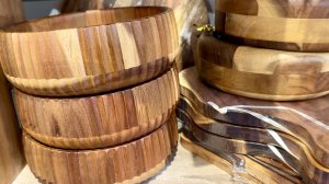 В Светофоре классные завалы посуды! Много новинок для кухни. Красивые тарелки, кружки, кастрюли.