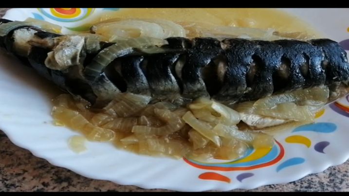 Сельдь тушёная с луком на сковороде
