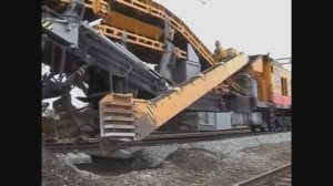 Как очищают щебень на железнодорожном пути - машина ЩОМ 1200