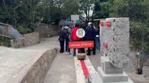 Группа Клуба 7 Вершин в Эквадоре посетила экватор. Классический "фокус" с закручиванием воды