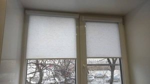 Кассетные рулонные шторы UNI 2 в белой ткани Лен с структурой под натуральную.