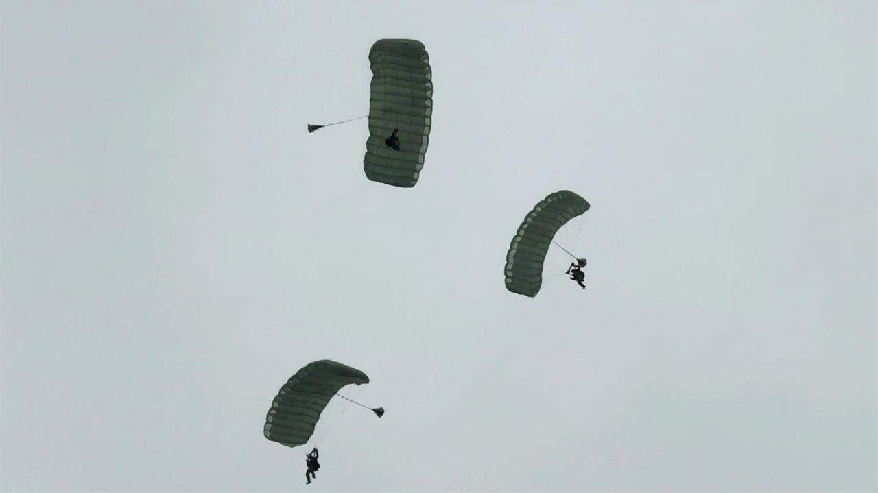 Бойцы спецназа Росгвардии доводят навыки прыжков с парашютом до автоматизма