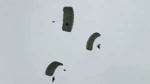 Бойцы спецназа Росгвардии доводят навыки прыжков с парашютом до автоматизма