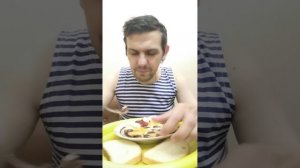 Мукбанг обжор / яичница с жареной колбасой