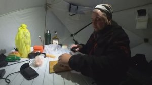ОДИН НА ЛЬДУ С ДОМАШНИМ КОМФОРТОМ! НОЧЬ В ПАЛАТКЕ С ПЕЧКОЙ НА ОМУТЕ. СОРОГА НА УДОЧКУ, ЦАРСКИЙ УЖИН