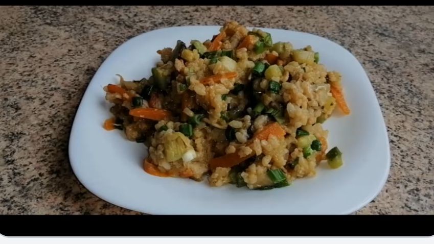 Жареный рис по-китайски с овощами, грибами шиитаке и яйцом.