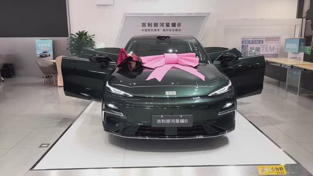 Обзор GEELY GALAXY StarYao 8 PHEV 2025 года с запасом хода 1600 км всего за 16 100 долларов смотреть онлайн