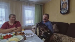 покрасила наконец/ иду на день рождения,показываю ветхие дома/ну и песни