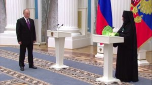«Вы — кормчий России»: трогательная речь игуменьи Гавриилы на награждении у Путина