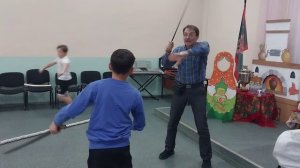 Сын учится фланкировать казачьей шашкой