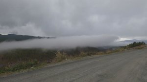 Алтай на машине, в горах на высоте облаков.