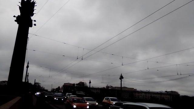 Красивые, большие колонны на Ушаковском мосту смотреть онлайн