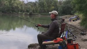 Тут и дикий сазан, карась, рыбалка на флэт фидер, ловля рыбы на реке Кубань осен