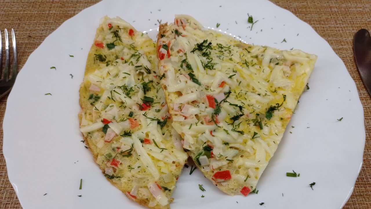 Завтрак омлет с крабовыми палочками