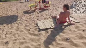 Молодая, красивая девушка, загорает на пляже. Girl in a Swimsuit in the Water,