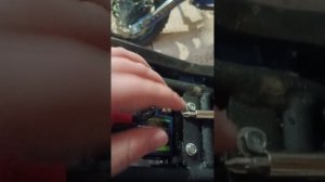 Устанавливаю новый аккумулятор на питбайк