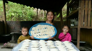 Готовлю пельмени с креветками и мясом по-корейски, что бы продать их на рынке. Жизнь во Вьетнаме