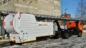 Крюковой погрузчик со съемным кузовом для мойки мусорных контейнеров