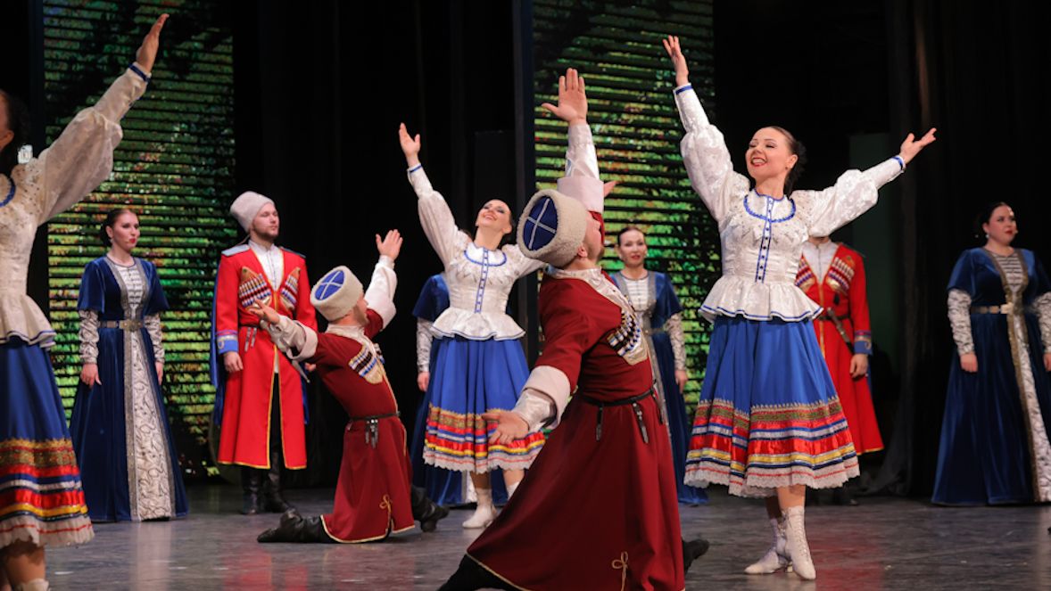 Казачий ансамбль песни и пляски Вольная степь в Международном Доме музыки.