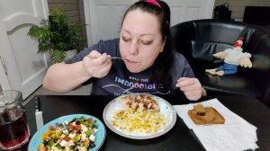 Мукбанг Макароны с котлетой, греческий салат. Ем и болтаю на камеру!