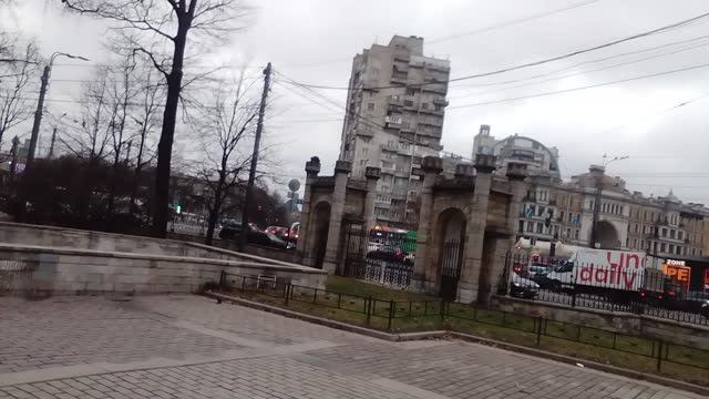 Старинные ворота и стая птиц смотреть онлайн