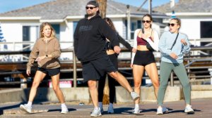 Забавный ПУКАЮЩИЙ розыгрыш на пляже! ВЫПУСТИ КРАКЕНА!!