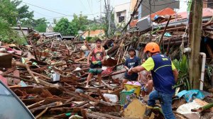 Тайвань расчищают от завалов и разрушений после супертайфуна «Фунг-Вонг»
