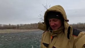 ЧУТЬ НЕ УТОНУЛИ! ОПАСНАЯ РЫБАЛКА НА ДИКОЙ ГОРНОЙ РЕКЕ В ЛЕСУ СРЕДИ МЕДВЕДЕЙ!!! ЛОВЛЯ ЦАРСКОЙ РЫБЫ!